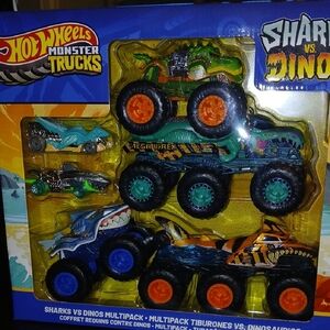 Hot Wheels Monster Trucks Sharks vs Dinos Set